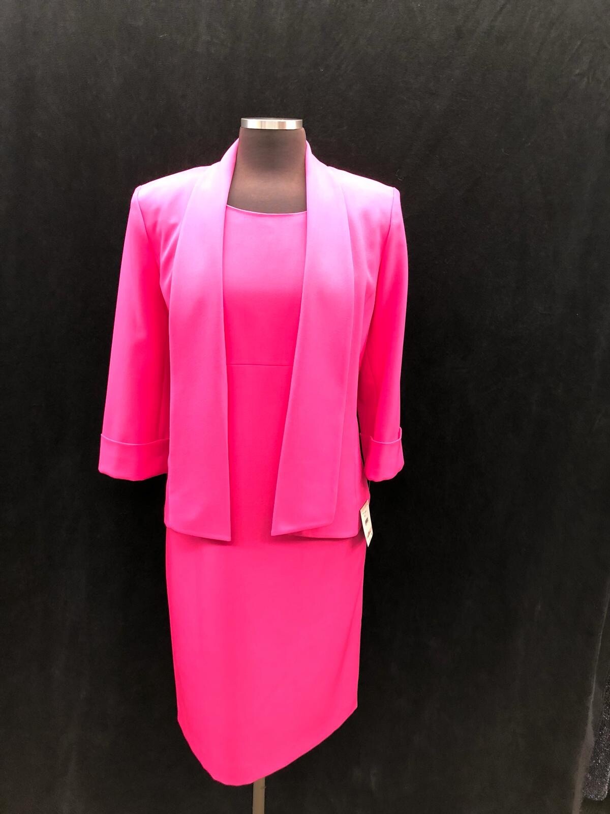 KASPER DRESS SUIT NEW WITH TAG SIZE 14 RETAIL 280 LINED LENGTH 40 FUCHSIA KASPER DRESS SUIT NEW WITH TAG SIZE 14 RETAIL 280 LINED LENGTH 40 FUCHSIA