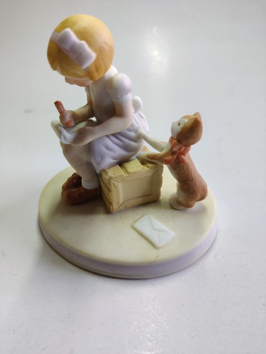 Kit 'n Kat Keeping In Touch Figurine (LL). Ships Today. - Picture 1 of 5