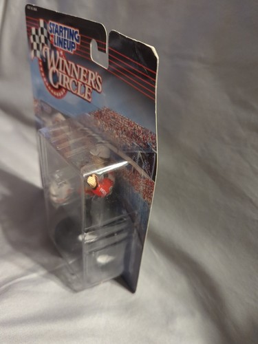 1997 Starting Lineup Winners Circle "John Force", con auto #1 - NUOVO - Foto 2 di 8