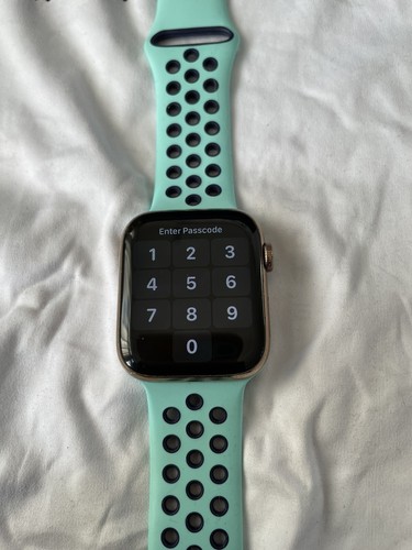 Apple Watch Series 5 - 40mm/44mm, GPS/4G, All Cases Black Sport Band - Very Good - Picture 11 of 11