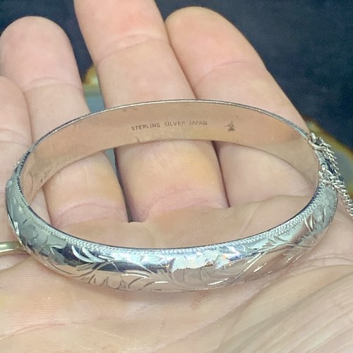 Gorgeous Japan sterling silver engraved hinged bangle bracelet, 10mm/ 6.5” In - Foto 3 di 7
