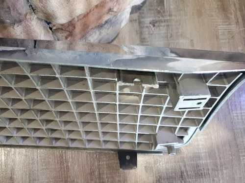 Cadillac SDV 1987-1988 parrilla delantera sin emblema n.o 25526518 - Imagen 6 de 8