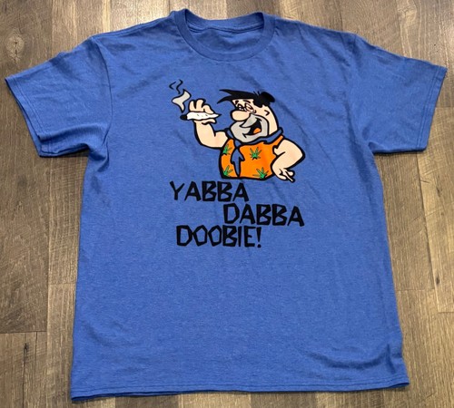 Yabba Dabba Doobie lustiges Gras Zitat Parodie Flinstones T-Shirt - Bild 1 von 4