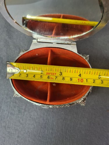 Caja de baratija vintage plateada ornamentada con patas compartimento de plástico para joyas Hong Kong - Imagen 8 de 10