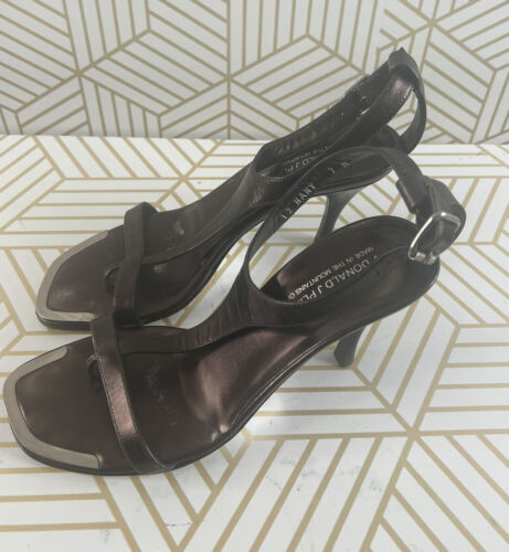 Donald J. Pliner sandalo con tacco couture taglia 7 peltro metallizzato cinturino a T pelle - Foto 2 di 5