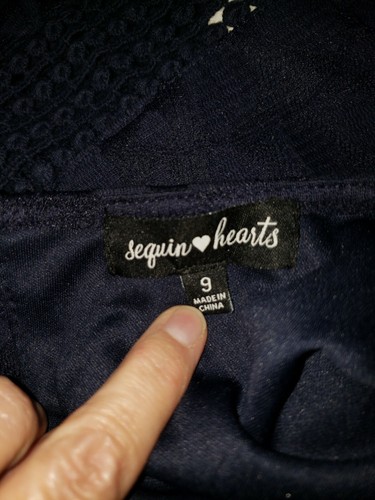 Vestido de manga corta de encaje azul marino con corazones de lentejuelas, transparente en el medio. Talla 9 Nuevo con etiquetas - Imagen 6 de 9