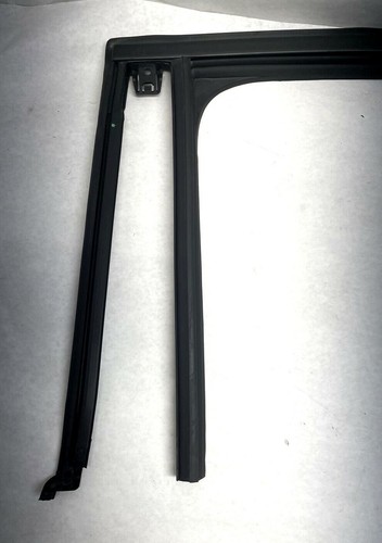 2019-2021 CHEVROLET BLAZER UPPER DOOR WINDOW WEATHERSTRIP OEM 84196568 - Picture 2 of 11