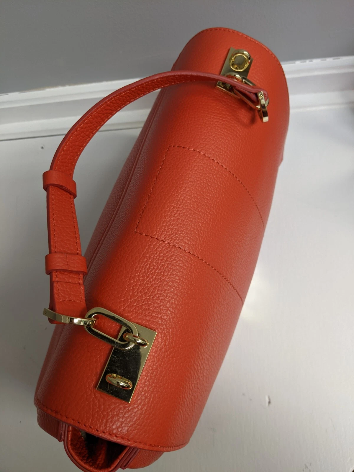 Borsa a tracolla Versace di design $ 850 + tasse pelle corallo ciottoli