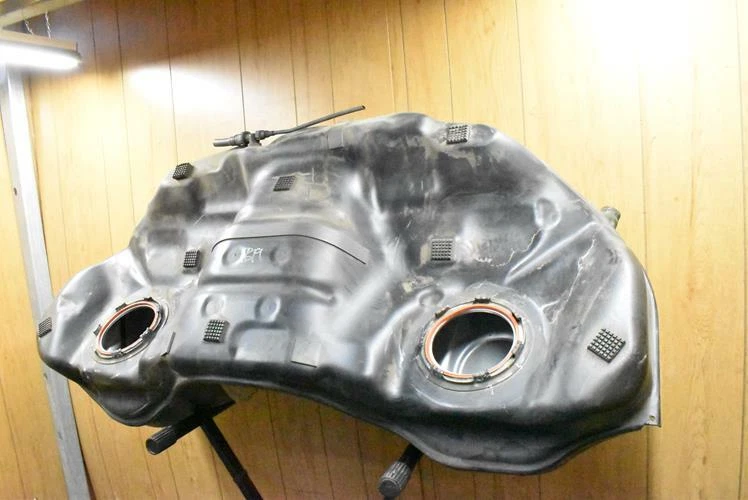 Conjunto de depósito de tanque de combustible de gas Maserati Ghibli 14-17 OEM Foto 3 de 4