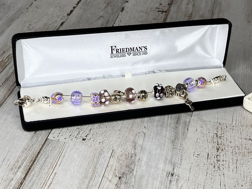 Lote de dos pulseras Friedman’s Jewelers Charm en caja cinta púrpura y rosa - Imagen 2 de 9