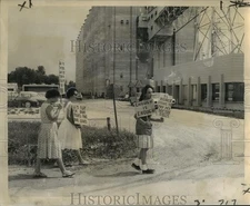 1963 Press Photo Destrehan mothers picket a Bunge Corporation elevator
