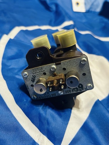Mercedes Benz W126 W107 Valve Heating A0008303884 Genuine - Picture 7 of 9