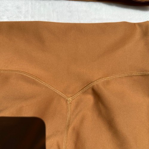 Alo Yoga Airlift Energy Shorts 5" + Airlift Advantage Racerback BH Toffee Small - Bild 12 von 20