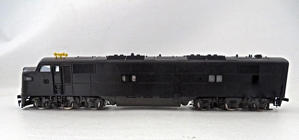 HO Model Power 909 Powered Undecorated E& Diesel Locomotive NEW Old Stock - Image 2 of 4