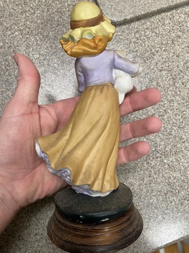 Rare Vintage Girl Holding Pet Cat porcelain figurine 8’ - Picture 2 of 3
