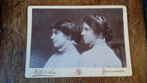1909  ANTIQUE CABINET CARD PHOTOGRAPH TWO BEAUTIFUL WOMEN NAMED - HELLIS LONDON - Picture 1 of 4