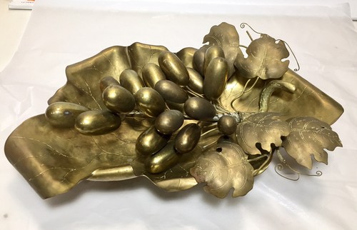 Racimo de uva de latón HONG KONG mesa colgante de pared con patas hoja de uva cuenco - Imagen 1 de 9