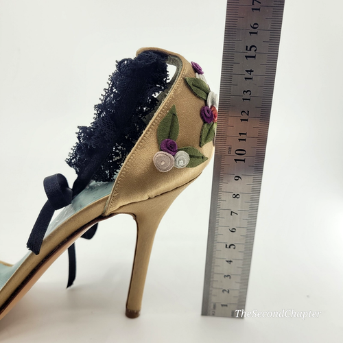 Sandalias VALENTINO Vintage Años 2000 Tacones 37 Flor Dorado Satinado Encaje Corbata al Tobillo - Imagen 13 de 15