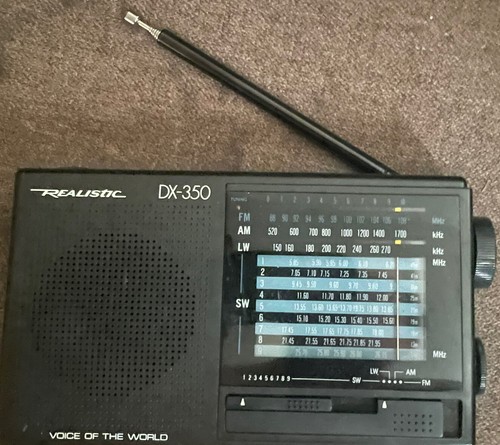 realistic DC-350 12 band world Radio tested works missing battery cover - Picture 2 of 5