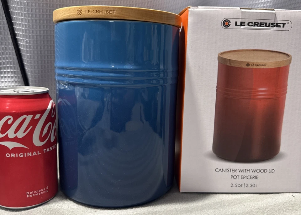 🔥RETIRADO Le Creuset 2,5 qt Gres Almacenamiento Bote Tapa Madera Azul Marsella Foto 2 de 4