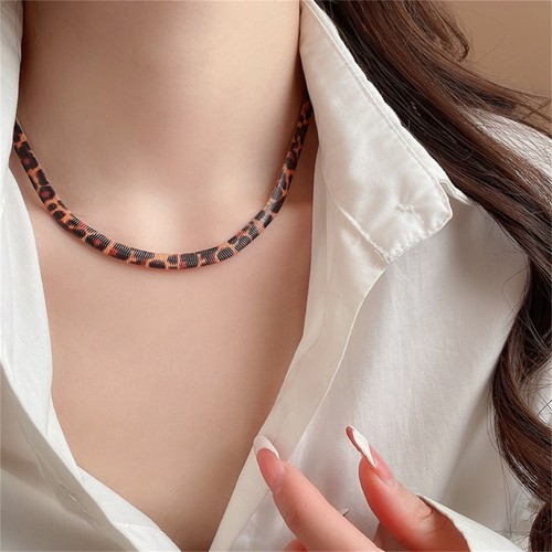 Stylish Women s Necklace Adornment Featuring Unique Leopard and Braided Patterns - Bild 5 von 8