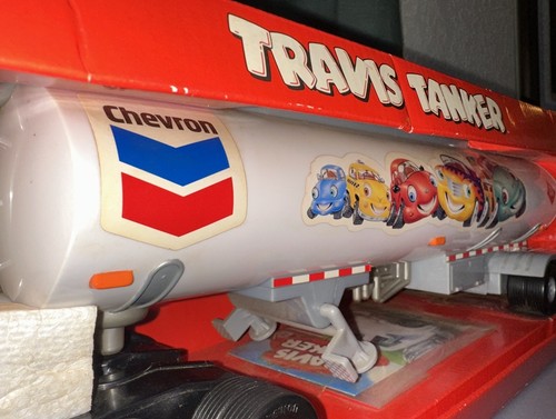 Chevron Cars TRAVIS TANKER Sammler Spielzeugauto 2005 OVP NEU - Bild 9 von 24