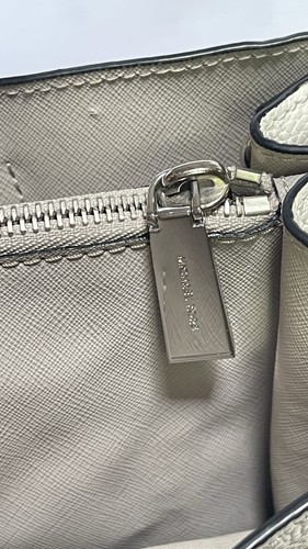 Bolso de Mano Michael Kors Mercer Grande de Cuero Guijarro Gris Blanco Negro Tricolor - Imagen 8 de 17