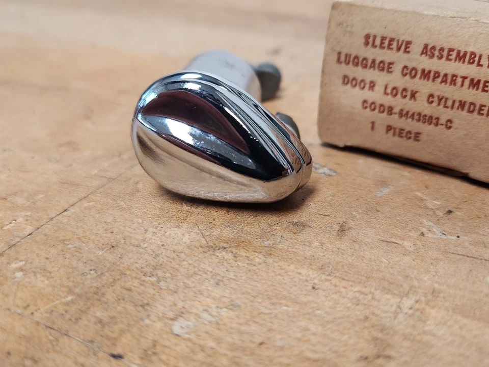 Nuevo de Lote Original 1960 1961 Ford Falcon Trunk Lock Cyl Carcasa con Cubierta C0DB-64443603-C NUEVO Foto 3 de 4