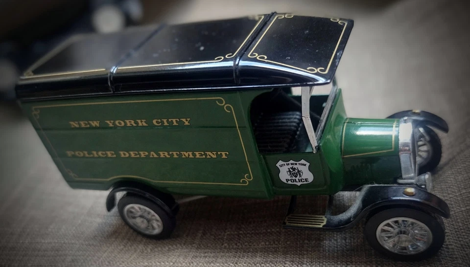 Caja de cerillas coleccionables DYM38024 1926 Ford Modelo T Furgoneta The New York City Police Foto 3 de 4