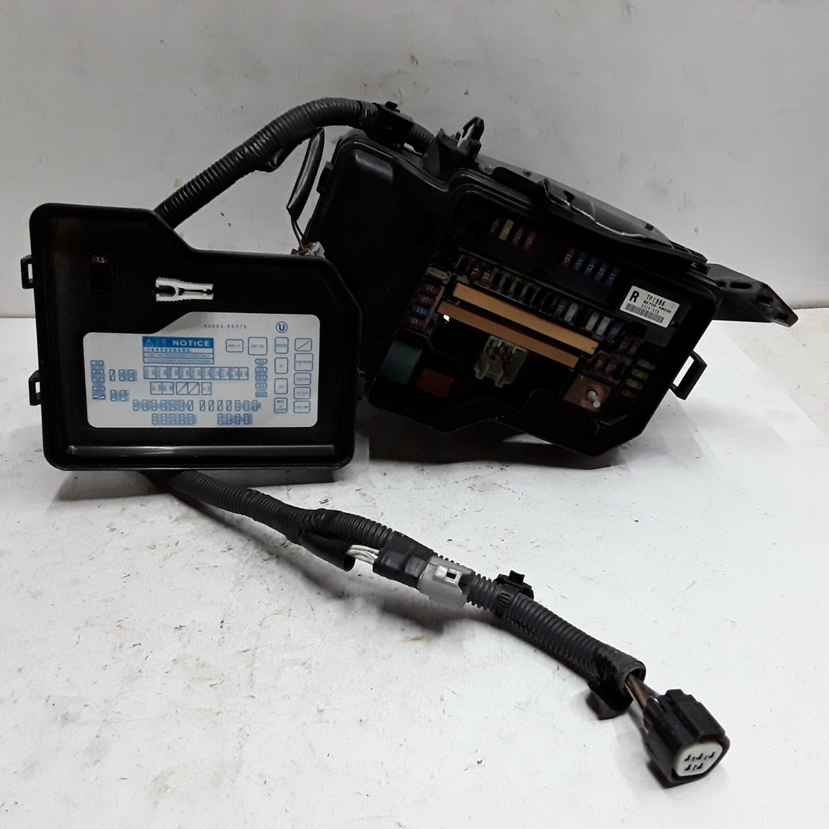 2008 toyota highlander cigarette lighter fuse location 08 09 10 Toyota Highlander Hybrid engine fuse box assembly OEM 82720-48050