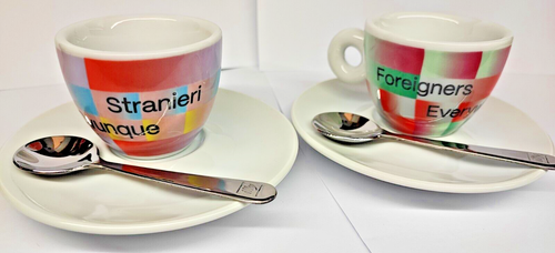 2 Tazzine Tazze Caffè illy Biennale 2024 +2Piattini +2Cucch. Stranieri Ovunque - Foto 2 di 9
