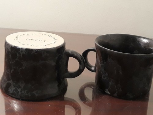 Zwei Bennington Potter Tassen