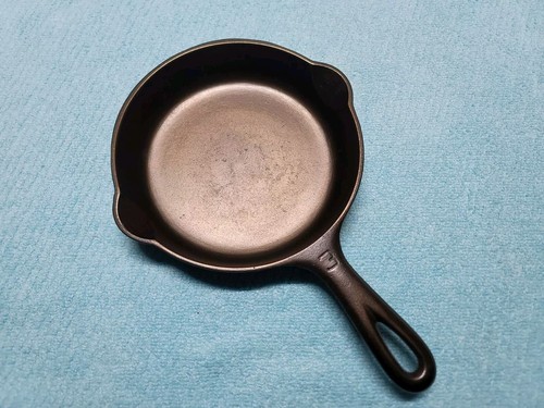 Griswold Cast Iron #3 Large Logo Smooth Bottom Skillet RESTORED 709B - Picture 8 of 17