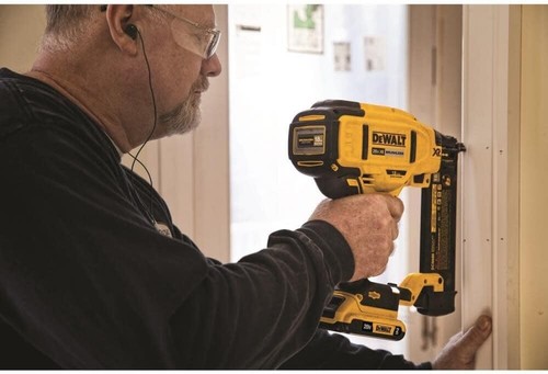 DEWALT 20V MAX* Cordless Brad Nailer, 18GA, Tool Only (DCN680B) - Picture 3 of 6