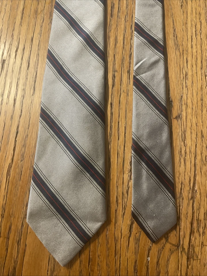 Gravata masculina vintage em excelente estado usado Marshall Field’s Repp gravata de seda listra regimental EUA - Imagem 4 de 4