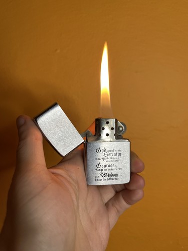 Encendedor Zippo de oración AA Serenity Courage Wisdom 1987 de colección - Imagen 1 de 5