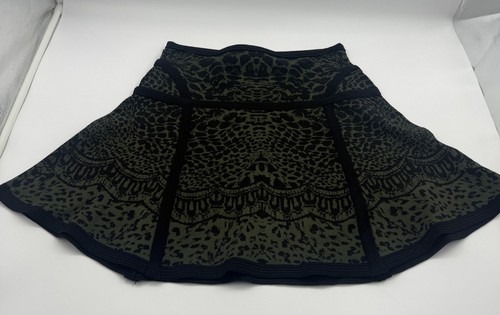 Diane von Furstenberg olivfarbener Minirock Jacquard-Strick mit Reptildruck Größe Small - Bild 2 von 9