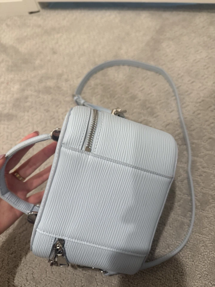 Bloomingdales Estuche de Viaje Azul Claro Con Correa Nuevo Envío Gratis Foto 4 de 4