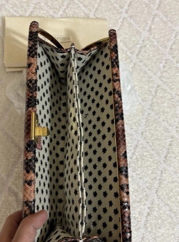 Pochette Elenisne nuova con etichetta Frances Valentine Eleni All Over Snake Nat/Pink - Foto 10 di 14