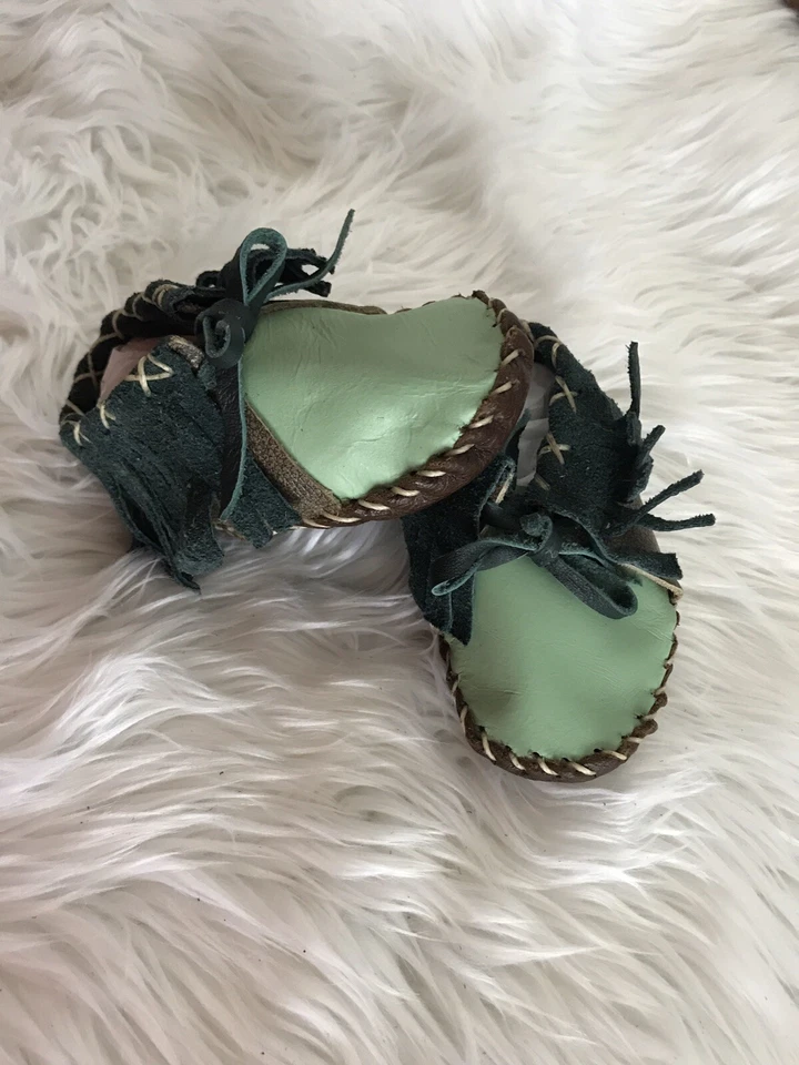 Mocasines de bebé hechos a mano verde menta de cuero cosido con flecos superiores 1 año Foto 3 de 4