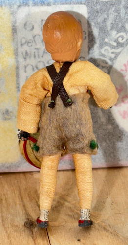 Bambola vintage Caco in miniatura casa delle bambole, ragazzo con cappello e costume in feltro originale, 3,25" - Foto 6 di 9