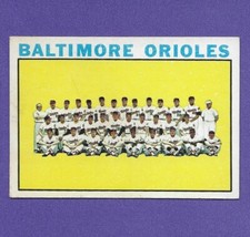 1964 Topps #473 Baltimore Orioles Team Card HOF Brooks Robinson Centered EX/EX+