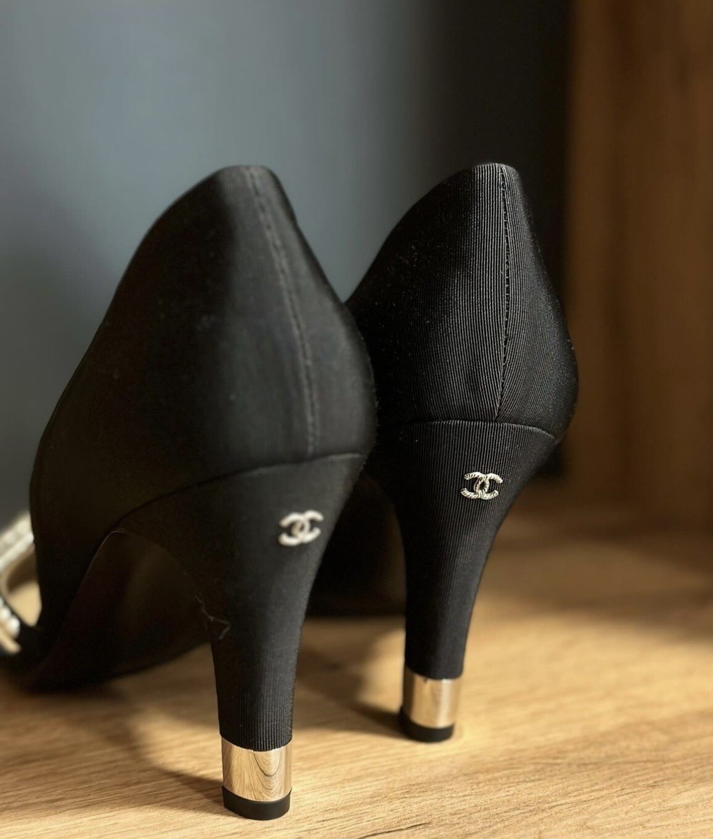 CHANEL★素敵！ BLACK SUEDE PEARLS LOGO PUMPS サイズ39 NIB CHANEL Classic Black Leather Pearls Pumps Heels CC Logo
