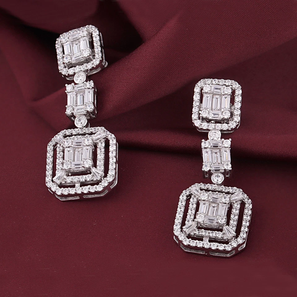 Conjunto de aretes colgantes con halo de circonitas cúbicas corte baguette de 15,25 quilates en plata 925 Foto 3 de 4