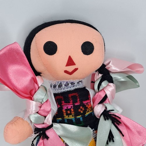 Muñeca de arte popular mexicana hecha a mano trapo de tela vintage vestido arco iris cinta rosa de colección - Imagen 2 de 9