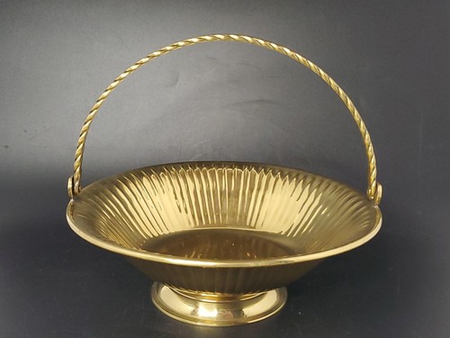 Brass Pedestal Ribbed Bowl / Basket / Dish with Handle Vintage India - Picture 2 of 13