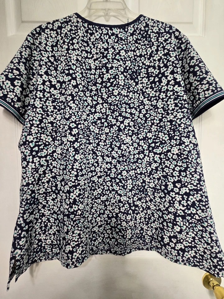 Med Couture Scrub Top Size XL-Navy/White Floral V-Neck-Chest 25.5"/L 28" - Image 2 of 4