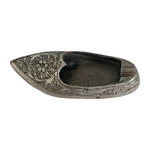 2 VTG Etched Brass Shoe Ashtrays Aladdin Slipper  Incense Burners India 70s 3.5" - Picture 2 of 9