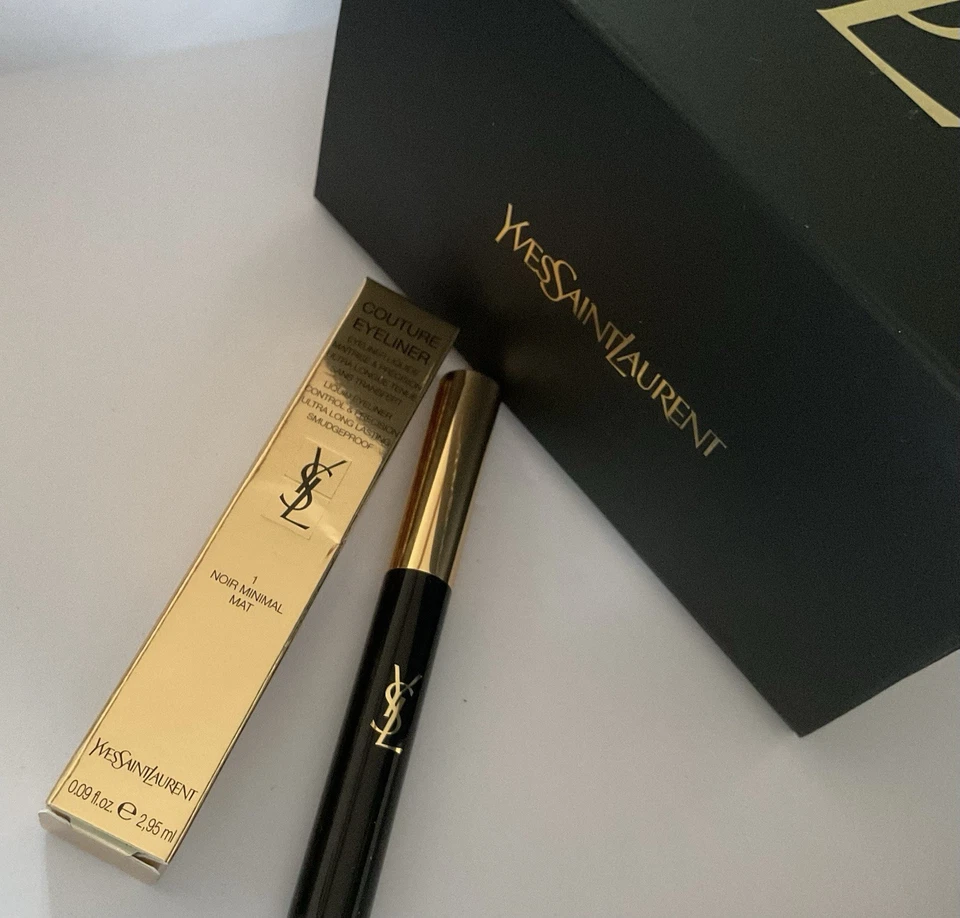 Delineador de ojos YSL Couture Liquid Black DEFINIDO LÍQUIDO 01 NEGRO MINIMAL MAT Foto 4 de 4