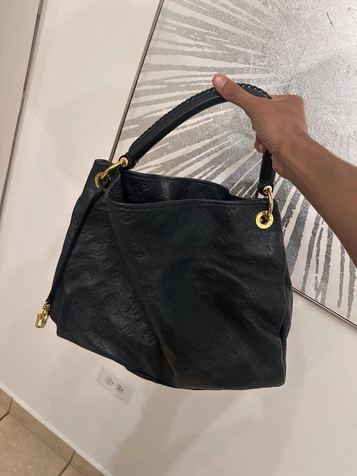 Louis Vuitton - Artsy MM Azul Oscuro Monograma Empreinte Cuero Foto 4 de 4